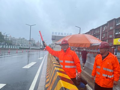 广渠快速路运通隧道派出30人应急抢险队迎战暴雨